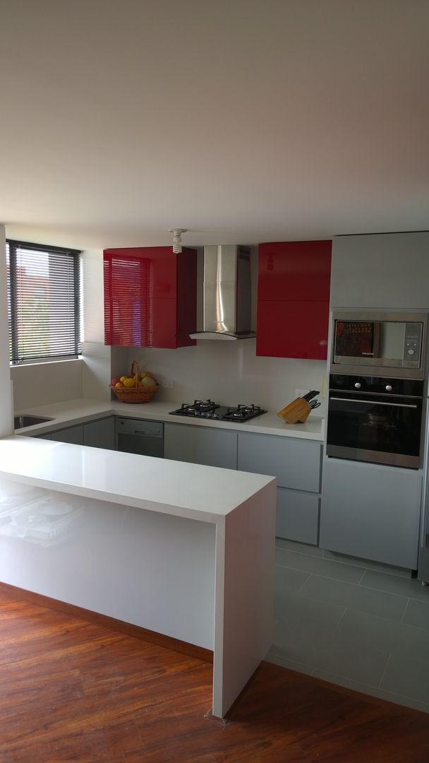 Apartamento Boyacá 161, BIANCO BIANCO Cucina moderna Truciolato Armadietti & Scaffali