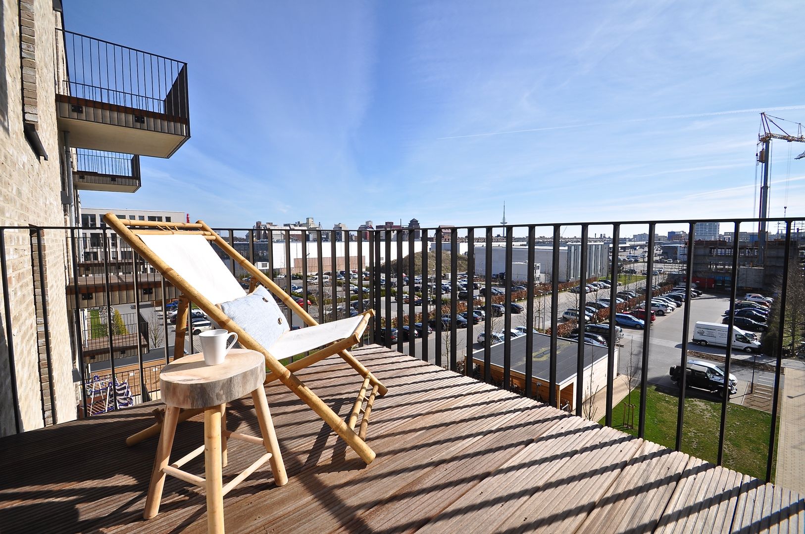 homify Industrialer Balkon, Veranda & Terrasse