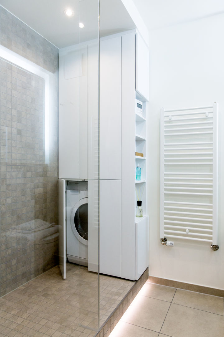 Badezimmer mit versteckte Waschmaschine Carola Augustin Innenarchitektur Moderne Badezimmer Waschmaschine,versteckt,Schrank,Badezimmer,Verkleidung