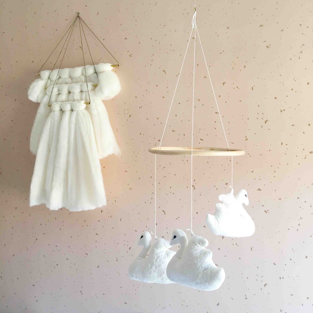 Habitación Infantil Confetti Rose y Cisnes, TocToc TocToc Skandynawski pokój dziecięcy