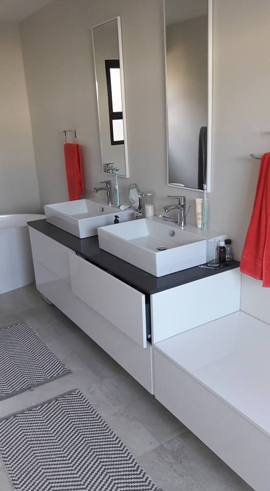 homify Modern style bathrooms