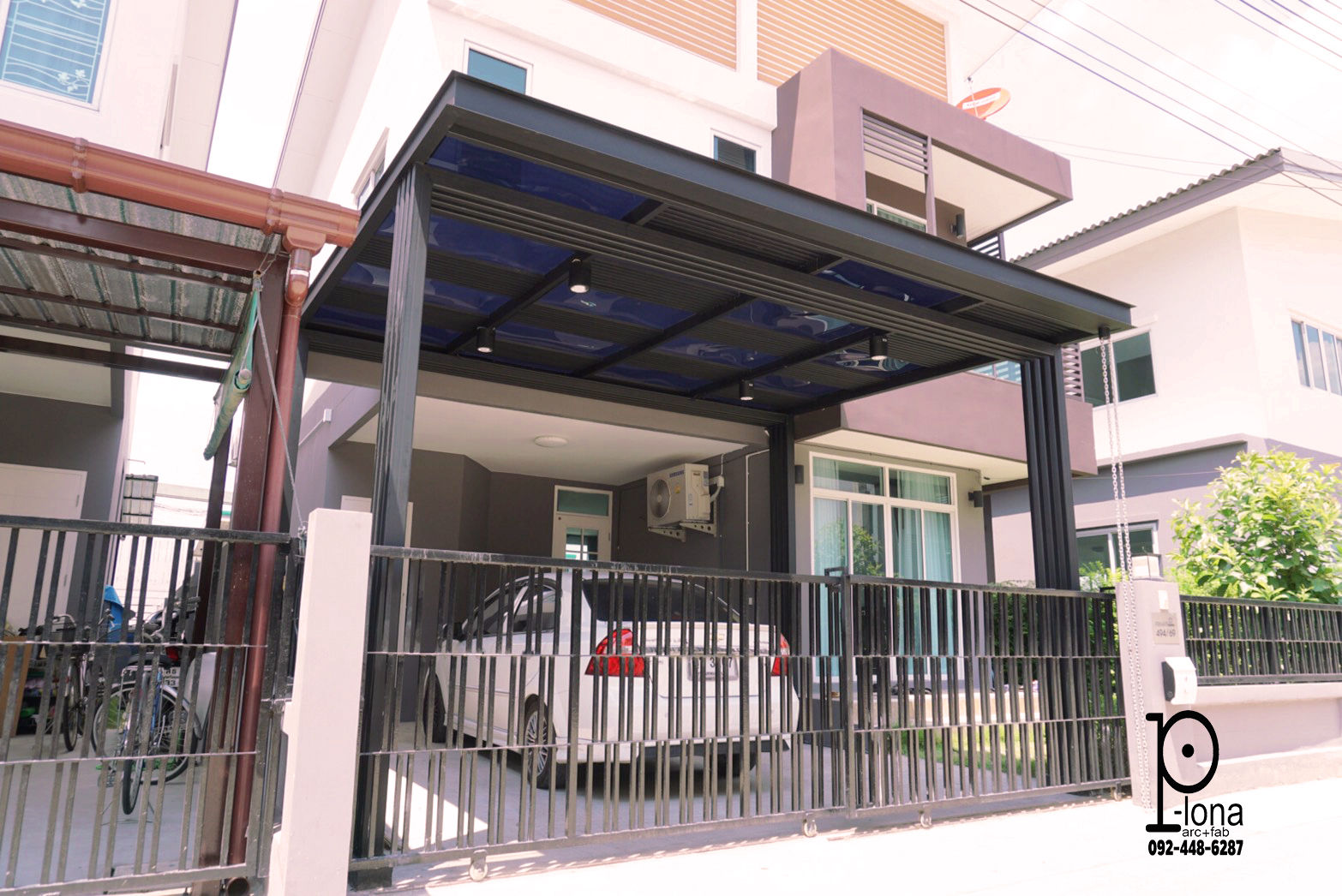 โรงจอดรถหลังคาโพลี่คาร์บอเนตแผ่นตันเรียบ, P-lona P-lona Modern garage/shed Iron/Steel