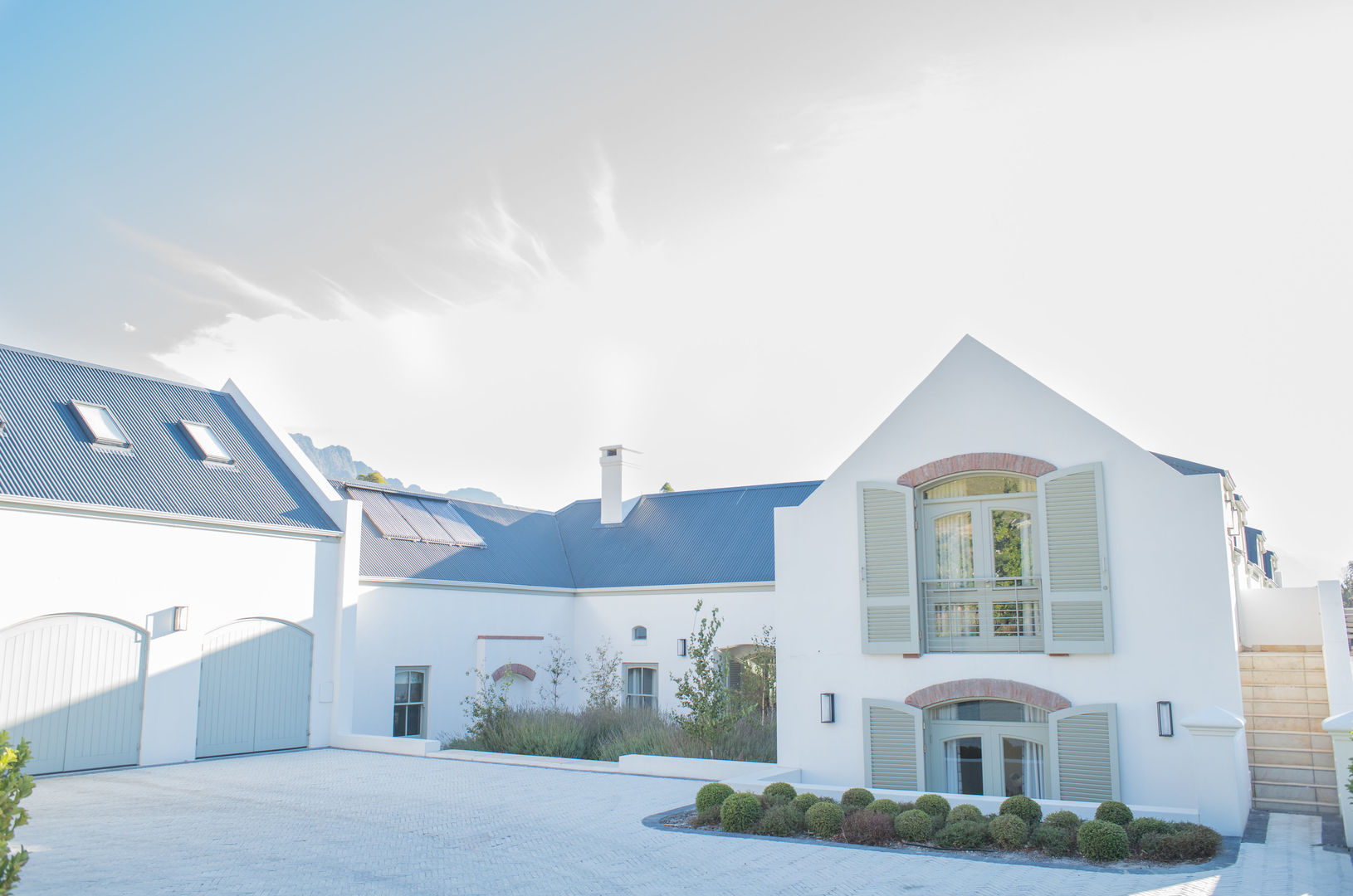 Entrance Courtyard & Driveway Tim Ziehl Architects Country style house