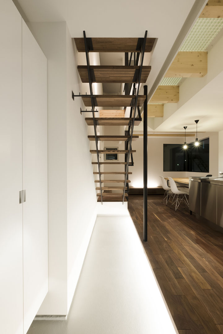 つながる家, 一級建築士事務所 Atelier Casa 一級建築士事務所 Atelier Casa Modern corridor, hallway & stairs Concrete