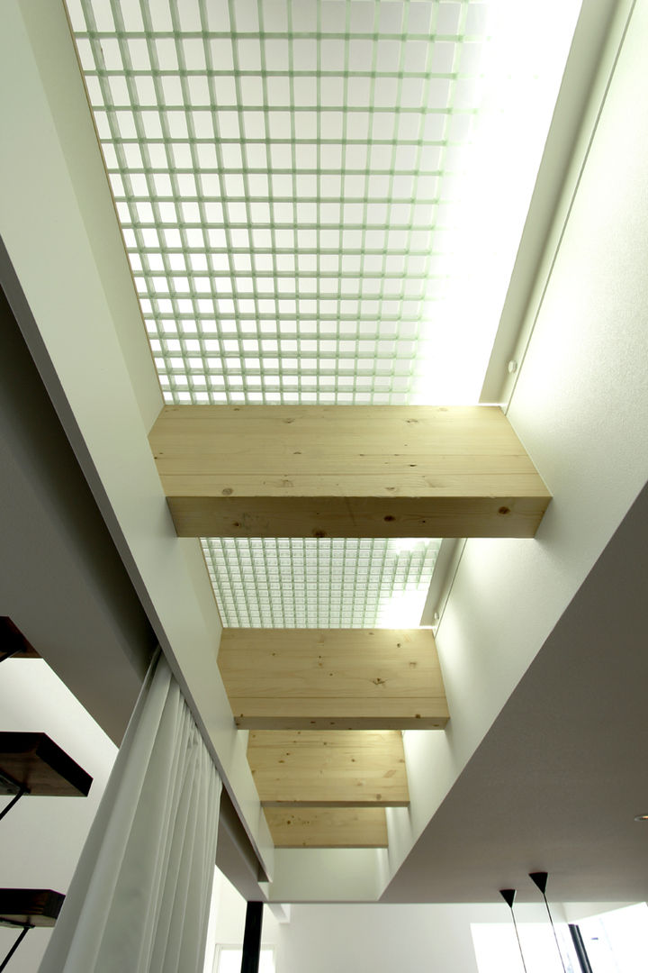 つながる家, 一級建築士事務所 Atelier Casa 一級建築士事務所 Atelier Casa Modern corridor, hallway & stairs