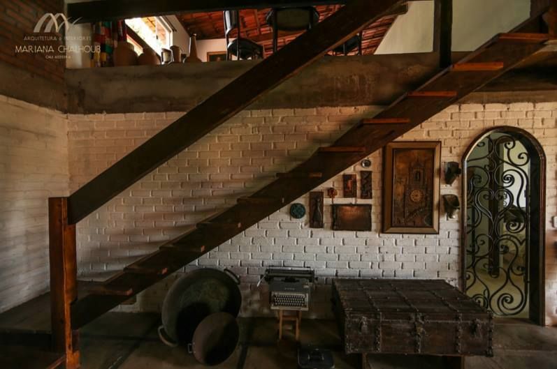 CASA DA FAZENDA, Mariana Chalhoub Mariana Chalhoub Colonial style corridor, hallway& stairs