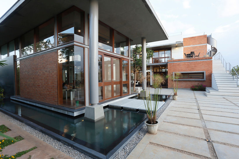 Shah Residence, STUDIO MOTLEY STUDIO MOTLEY Asian style houses