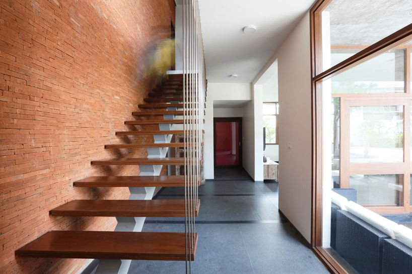 Shah Residence, STUDIO MOTLEY STUDIO MOTLEY Modern corridor, hallway & stairs