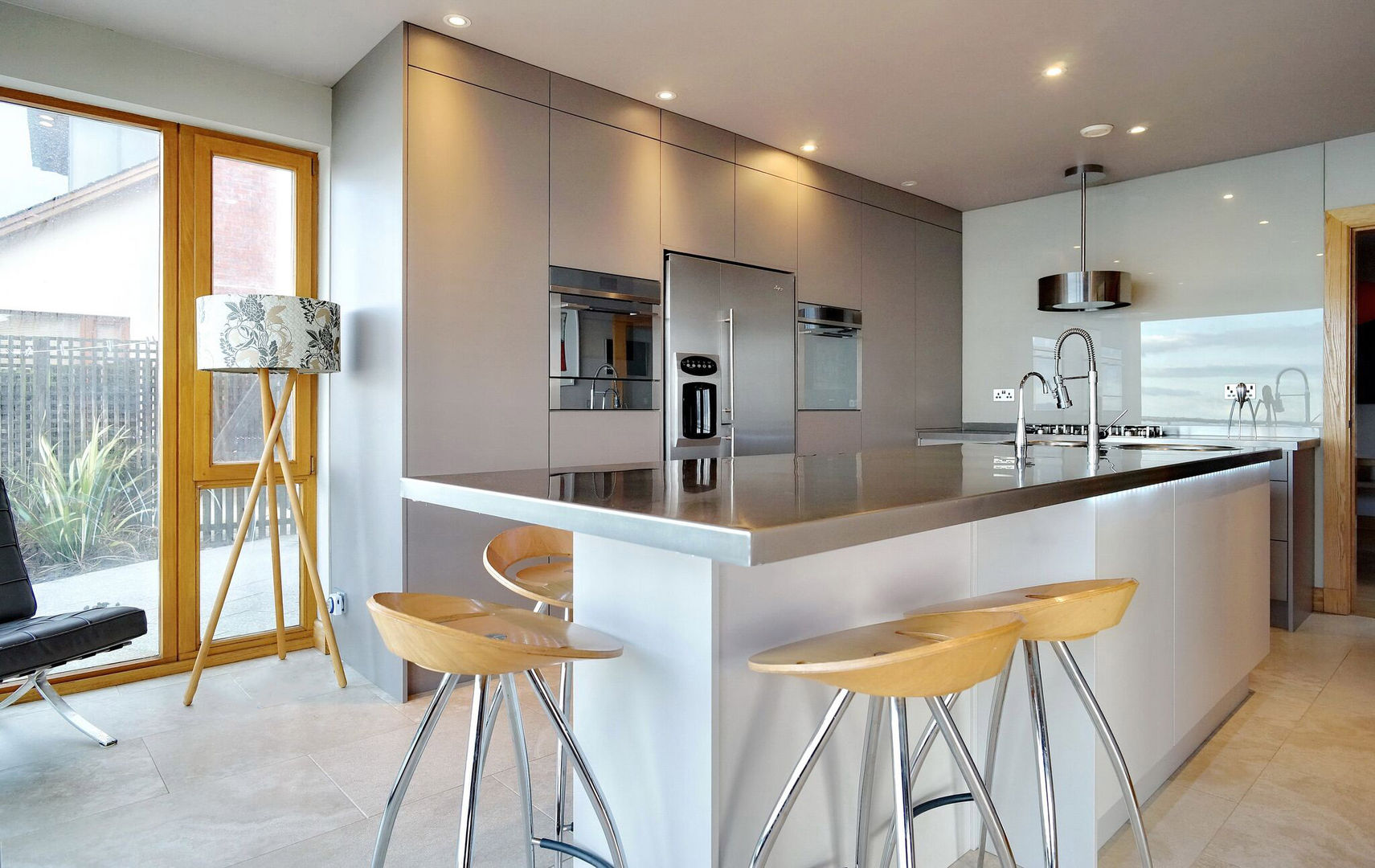 A large island for food prep and eat homify Cocinas modernas: Ideas, imágenes y decoración Madera Acabado en madera Island,food preparation,eating area,modern kitchen,matte kitchen,stainless steel,eye level appliances