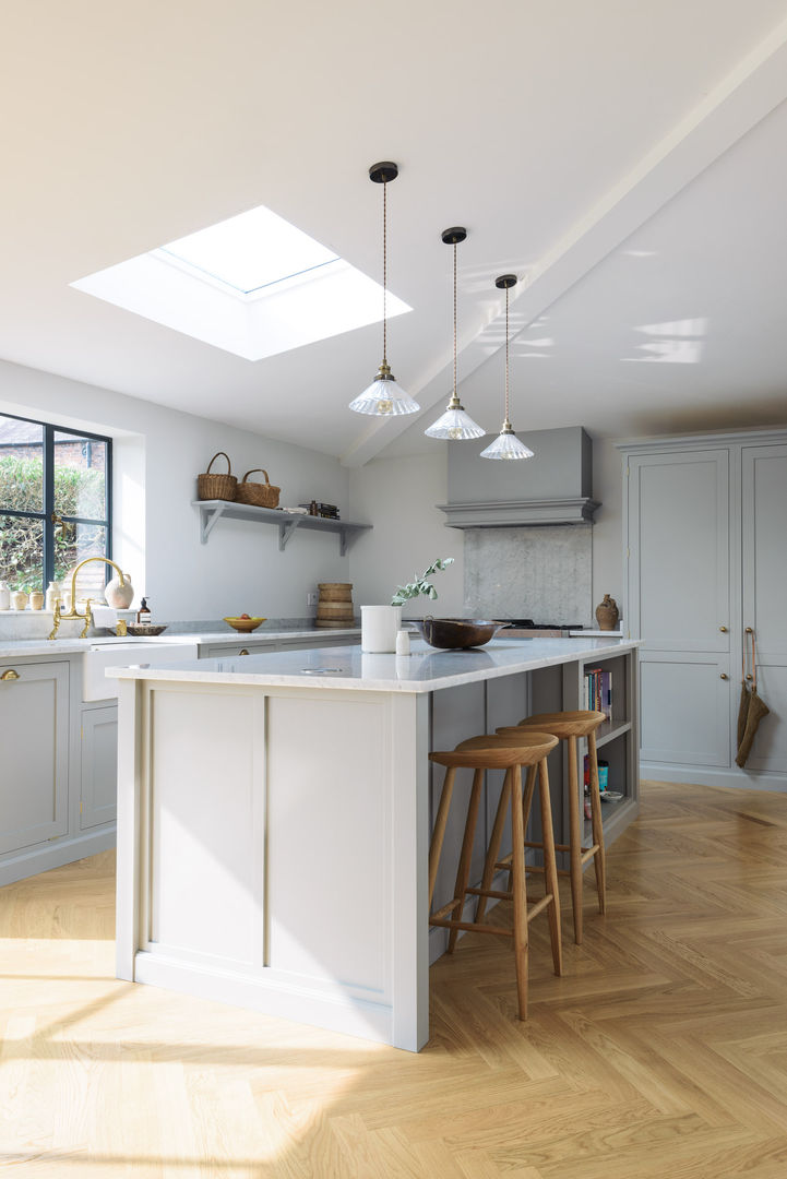 The Chester Kitchen by deVOL deVOL Kitchens Klassische Küchen Holz Holznachbildung Schränke und Regale