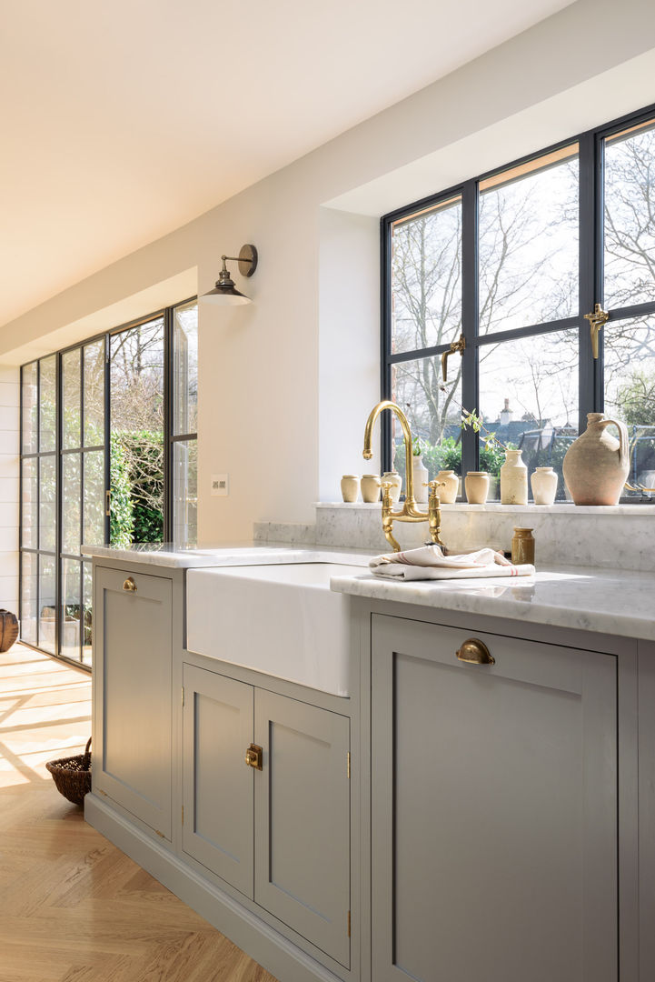 The Chester Kitchen by deVOL deVOL Kitchens مطبخ خشب Wood effect رفوف وأدراج