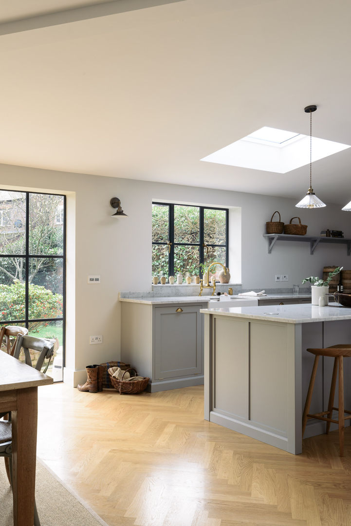 The Chester Kitchen by deVOL deVOL Kitchens ห้องครัว ไม้ Wood effect ตู้เก็บของและชั้นวางของ