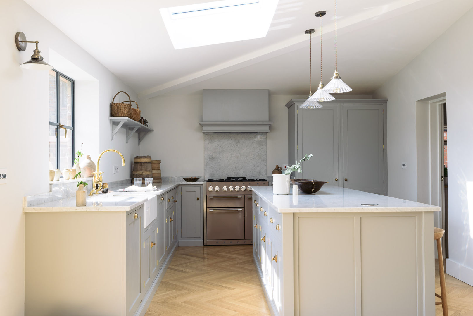 The Chester Kitchen by deVOL deVOL Kitchens Kitchen لکڑی Wood effect range cooker,design,kitchen,space,layout,island,parquet floor,wooden flooring,pendant lights,kitchen lighting,Cabinets & shelves