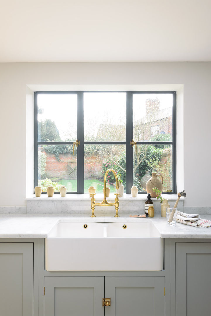 The Chester Kitchen by deVOL deVOL Kitchens Cozinhas clássicas Madeira Efeito de madeira Armários e estantes