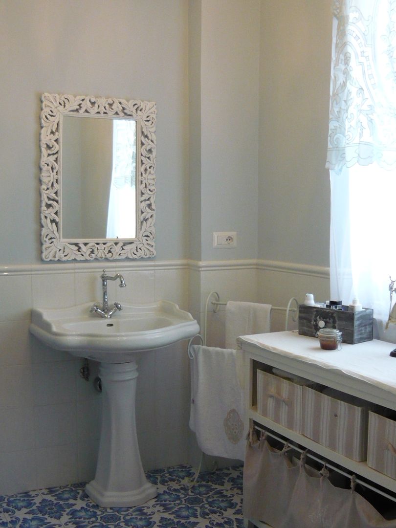 homify Classic style bathroom