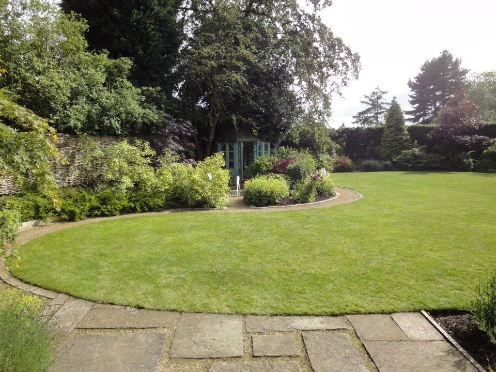 Stylish Country Cottage Garden Bowdon, Charlesworth Design Charlesworth Design สวน fountain,pool,summerhouse,paving,reargarden,countrygarden,bowdengarden,terrace,kidneyshapedlawn