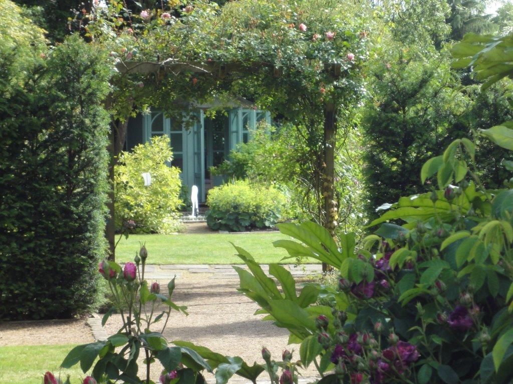 Stylish Country Cottage Garden Bowdon, Charlesworth Design Charlesworth Design Wiejski ogród summerhouse,pergola,rosearch,fountain,gardenpool,lawn,cottage garden,bowdongarden