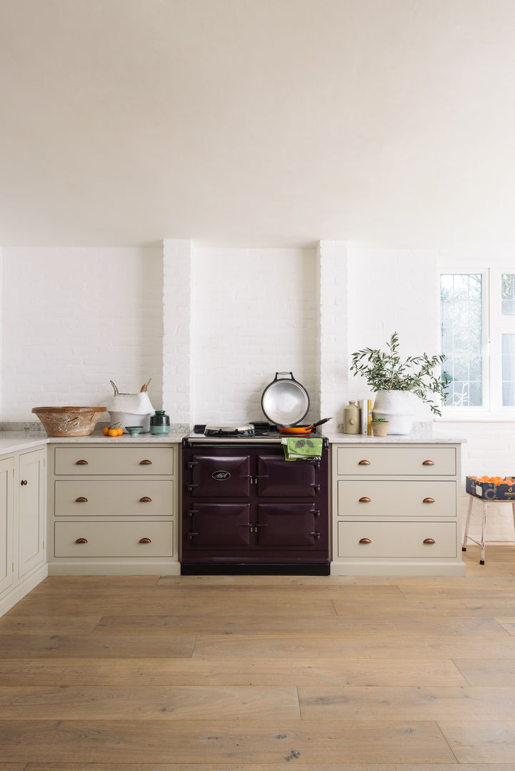 The Surrey Kitchen by deVOL deVOL Kitchens Cozinhas rústicas Madeira Efeito de madeira Armários e estantes