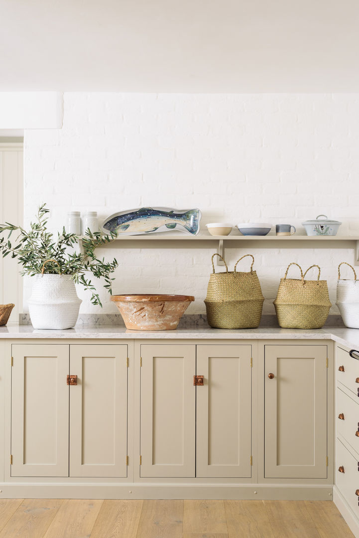 The Surrey Kitchen by deVOL deVOL Kitchens Kitchen Wood Wood effect Cabinets & shelves