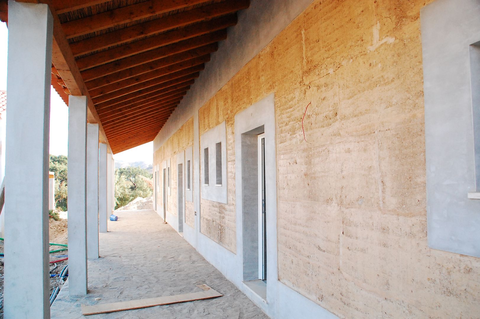 parede exterior em taipa tradicional Arq2T. Atelier Casas rústicas paredes texturadas,taipa,telheiro exterior,construção natural