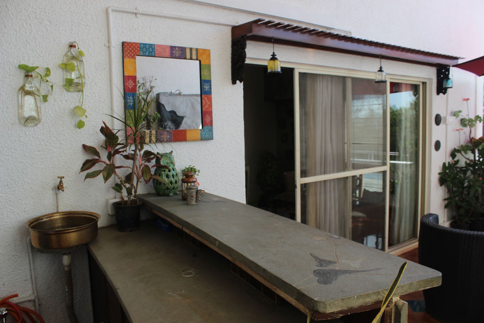 500 sq ft Terrace of a private apartment at Clover Water Gardens, Pune., DS DESIGN STUDIO DS DESIGN STUDIO Balcones y terrazas eclécticos