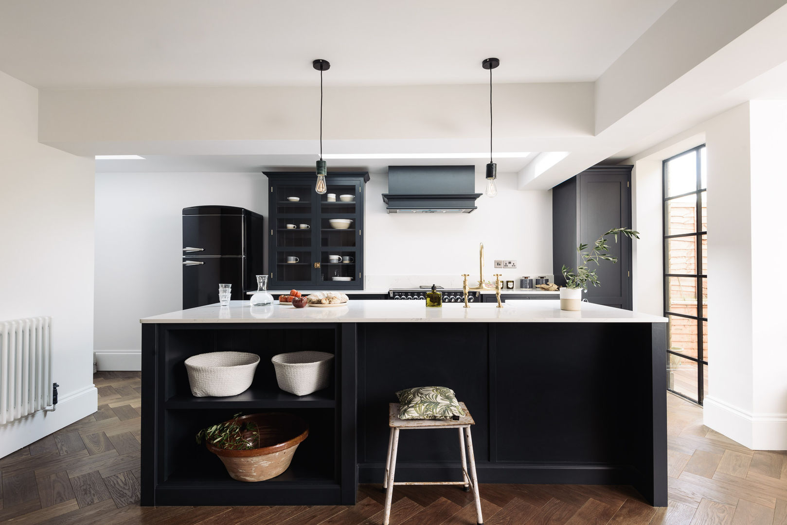 The Wandsworth Kitchen by deVOL deVOL Kitchens Cocinas de estilo industrial Madera Acabado en madera blue kitchen,shaker kitchen,parquet flooring,devol kitchen,silestone worktops,industrial lighting,crittall windows