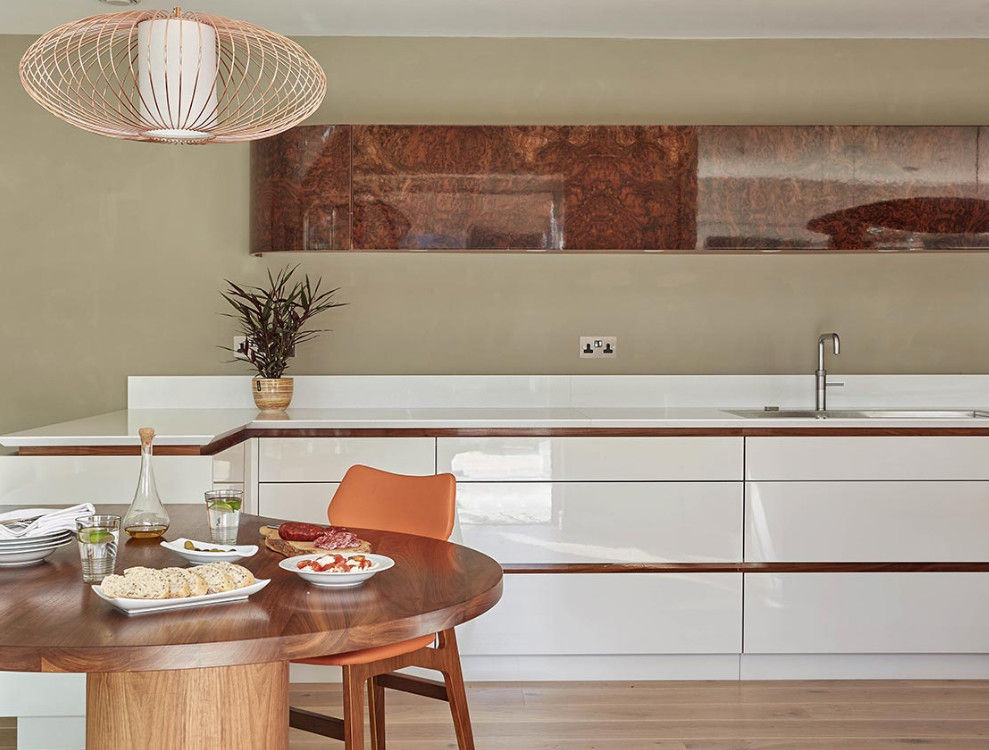Soho Modern Kitchen Stonehouse Furniture Cocinas de estilo moderno Madera Acabado en madera Armarios y estanterías