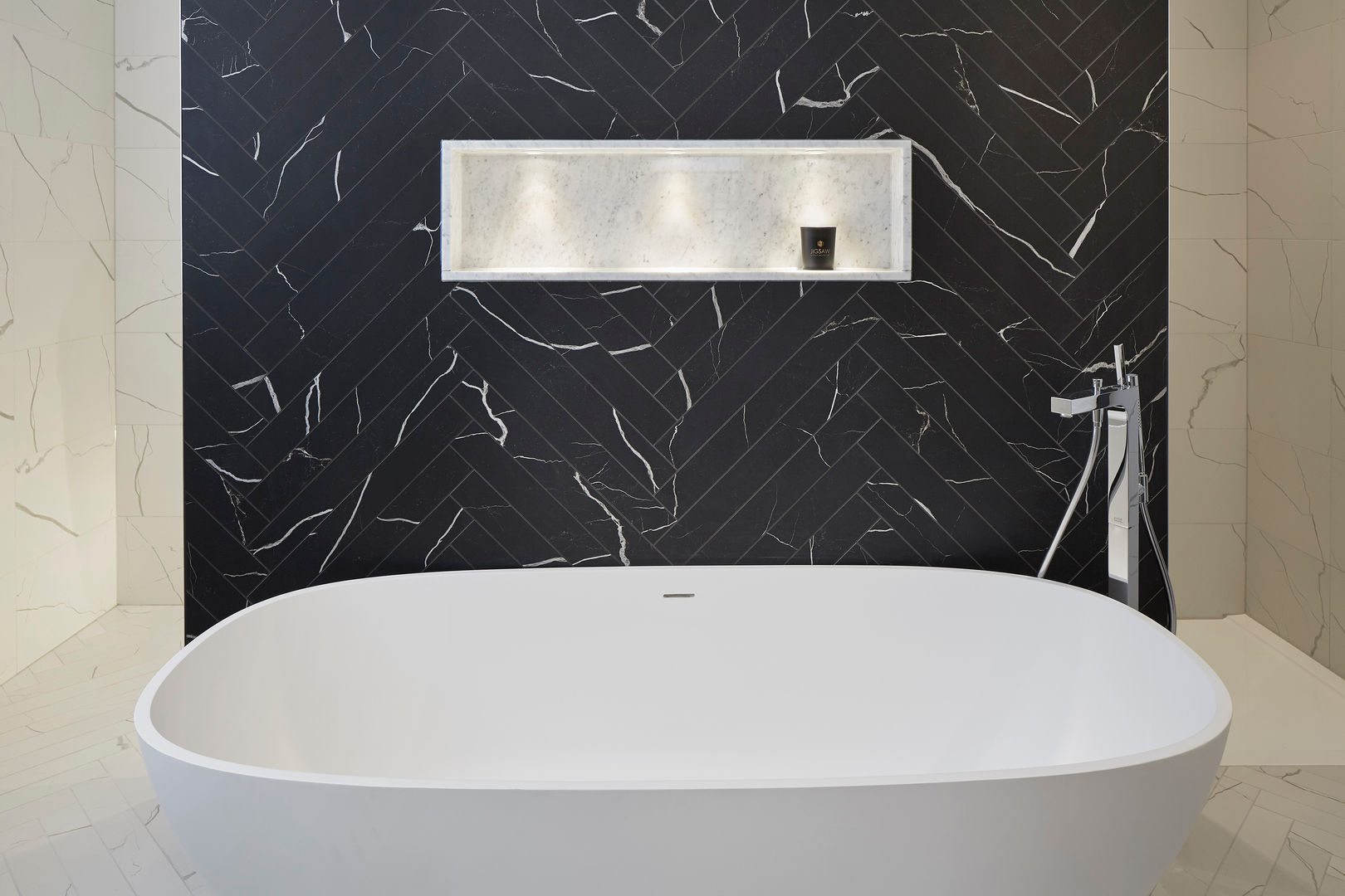 Black and White Bathroom Jigsaw Interior Architecture & Design ミニマルスタイルの お風呂・バスルーム 大理石