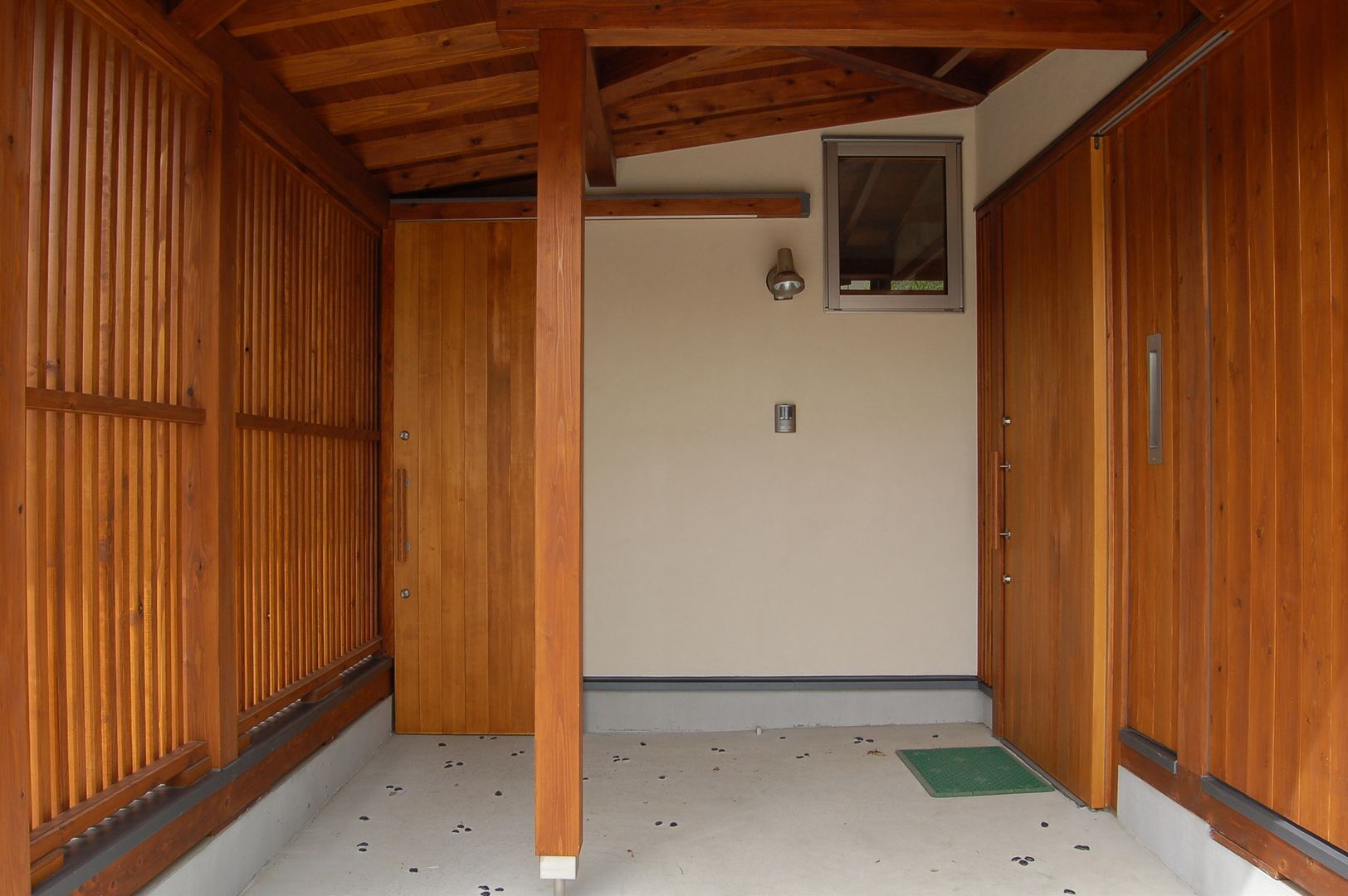 まちの家, 田村建築設計工房 田村建築設計工房 Asian corridor, hallway & stairs