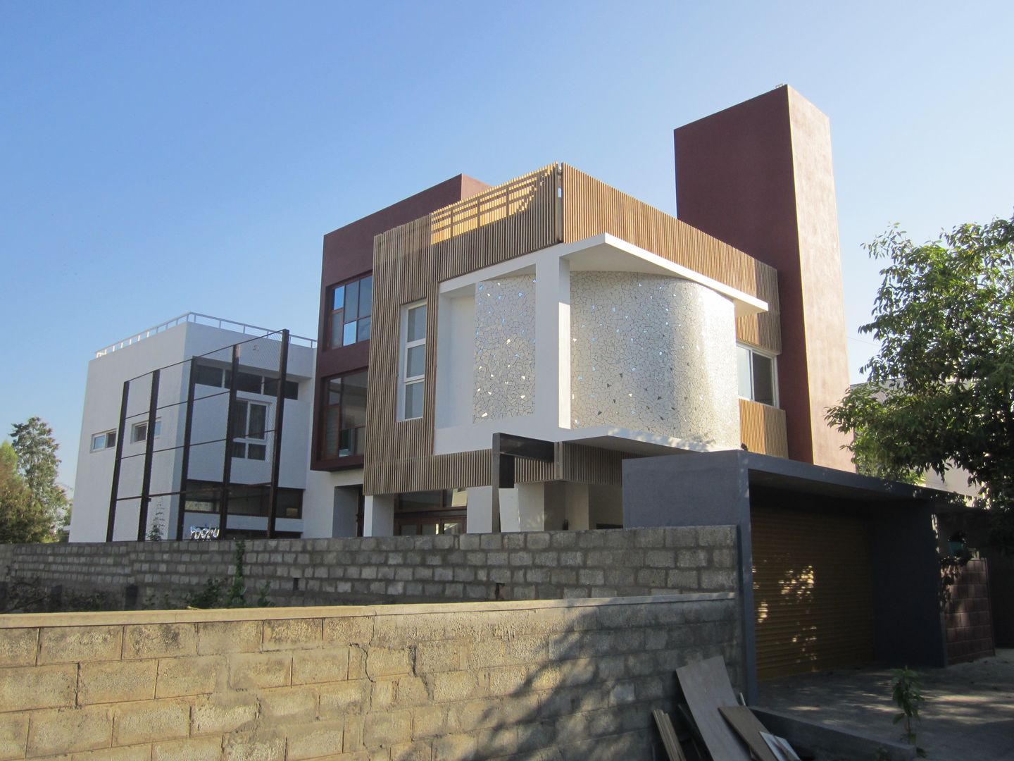 BYSANI RESIDENCE, BANGALORE, Parikshit Dalal Design + Architecture Parikshit Dalal Design + Architecture Moderne huizen