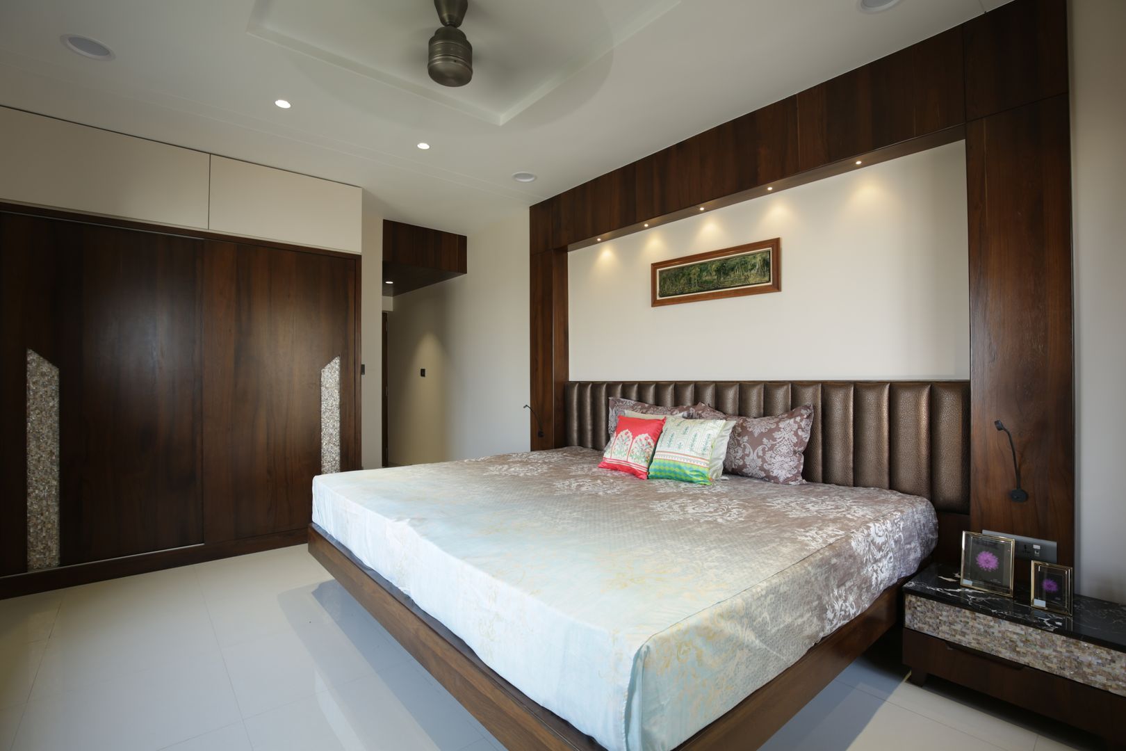 Mr vora's flat, studio 7 designs studio 7 designs Asian style bedroom