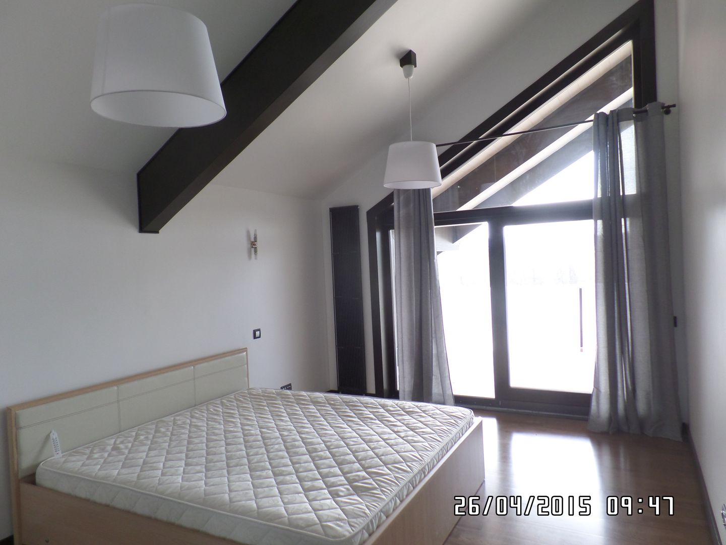 homify Camera da letto moderna Legno Effetto legno