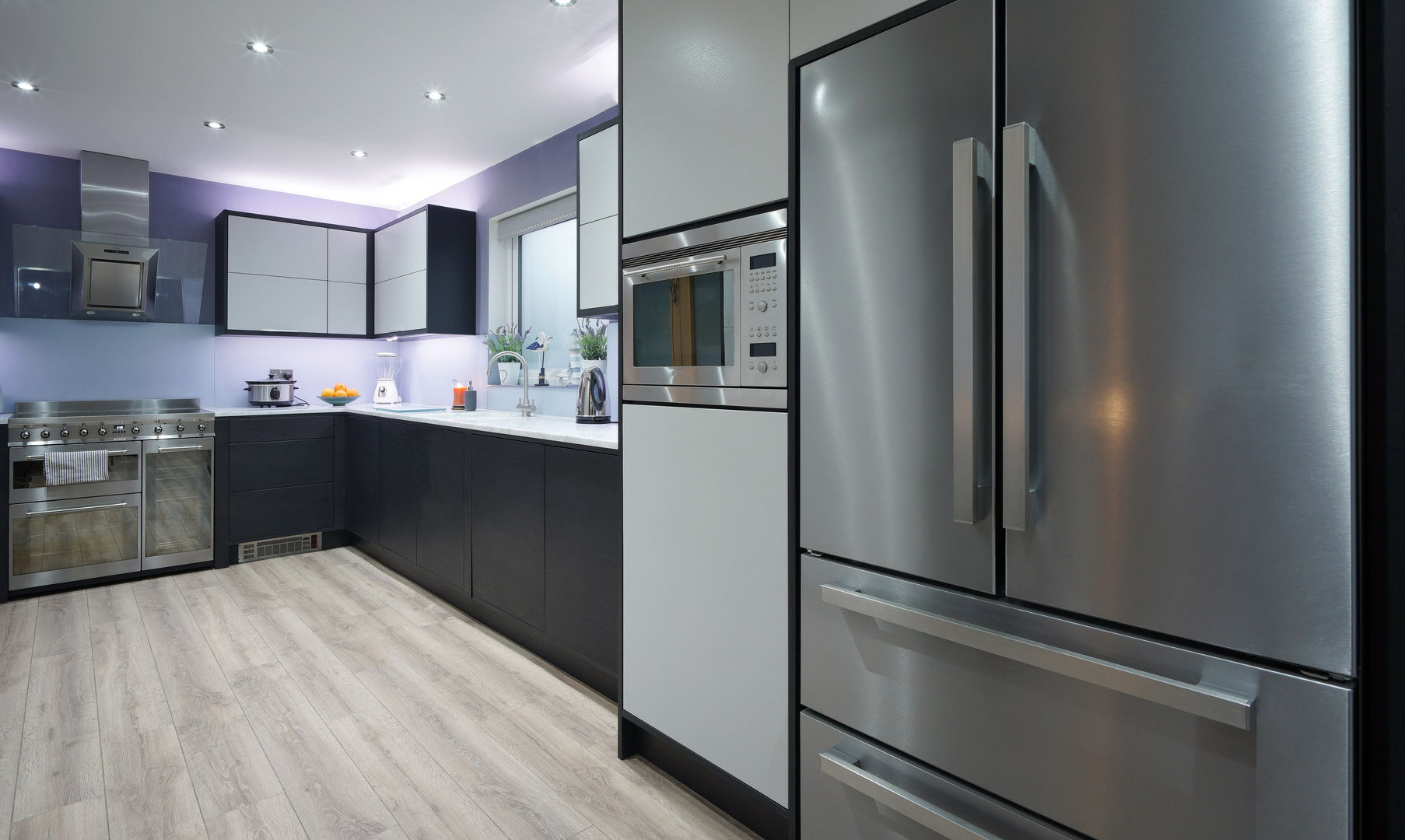 Sleek & Streamlines Push Opening Cabinets homify مطبخ خشب Wood effect wood grain,grey kitchen,modern kitchen,two tone,composite worktops,glass splashbacks,stainless steel,backsplash,smeg,range cooker