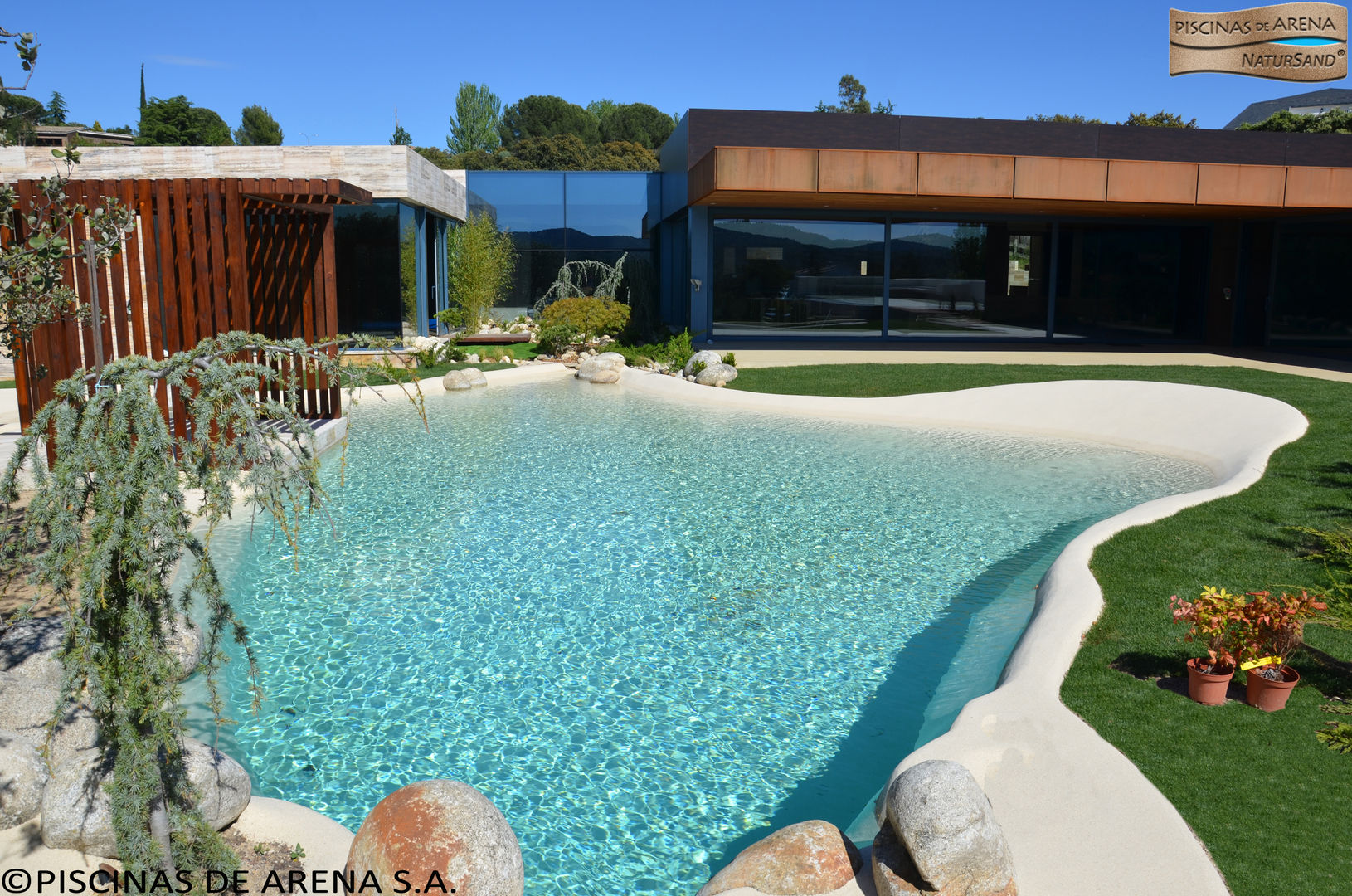 Piscinas de Areia. Casa Moderna, Bebig Brasil. Piscinas de Areia Bebig Brasil. Piscinas de Areia Сад в стиле минимализм Песчаник