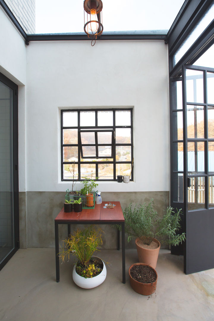 Trace House , 미우가 디자인 스튜디오 미우가 디자인 스튜디오 Industrial style balcony, veranda & terrace