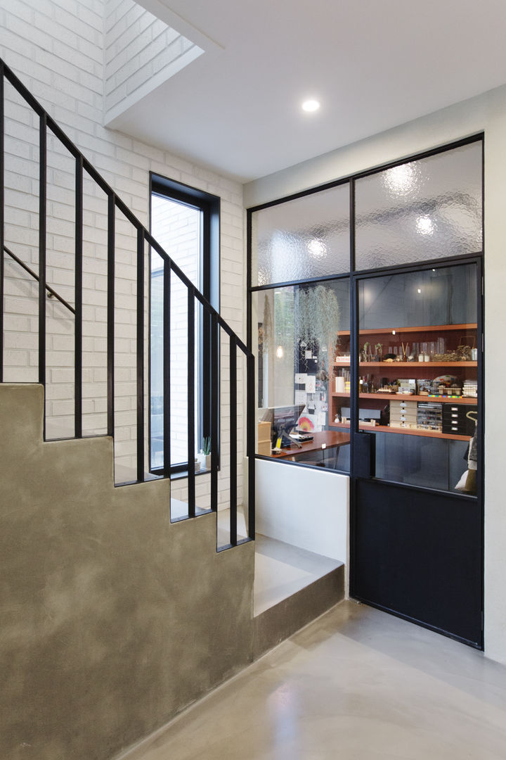 Trace House , 미우가 디자인 스튜디오 미우가 디자인 스튜디오 Industrial style corridor, hallway and stairs