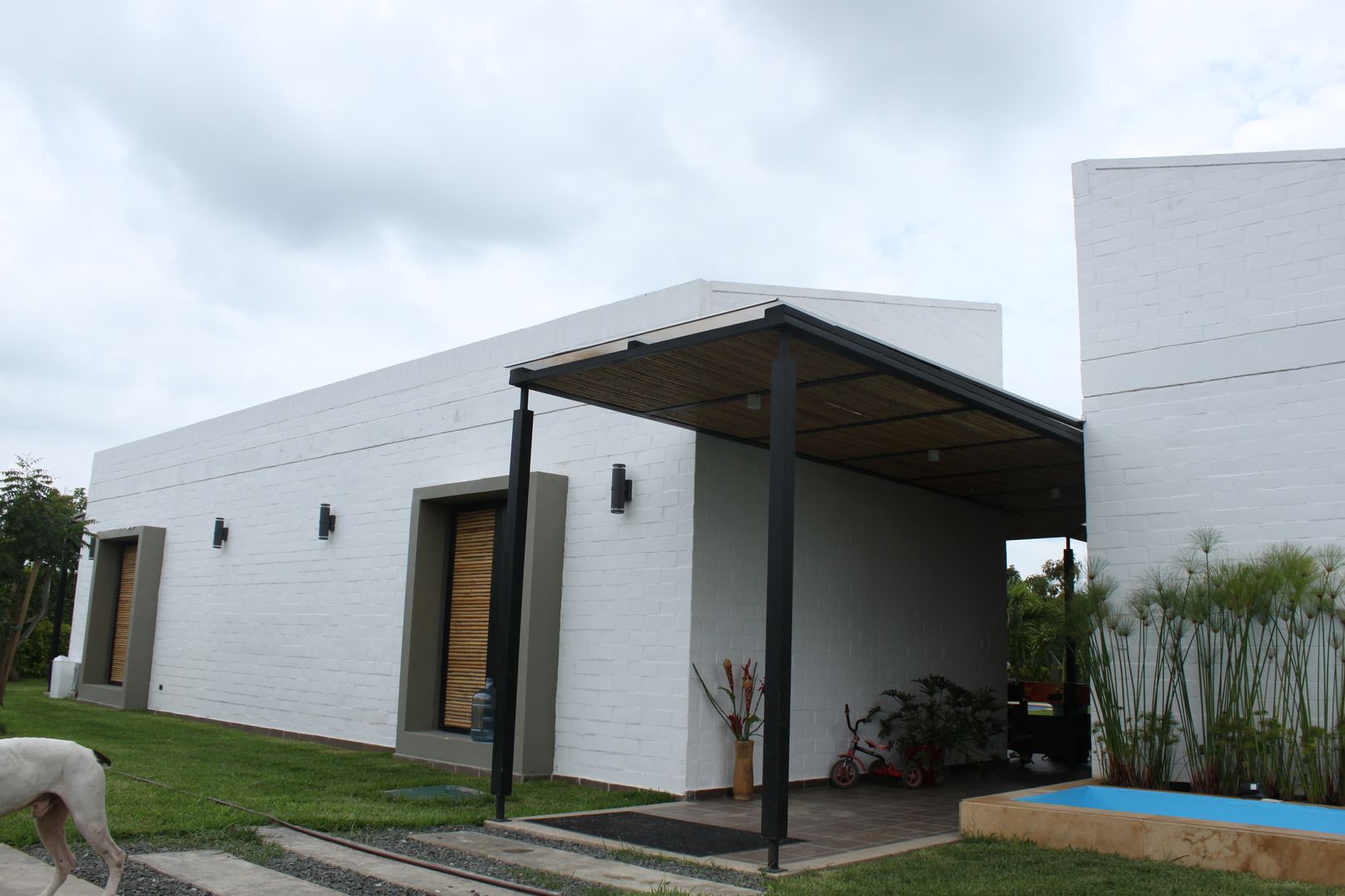 Casa Unifamiliar GS, A-CUATTRO ARQUITECTURA A-CUATTRO ARQUITECTURA Rumah Gaya Rustic Bambu Green