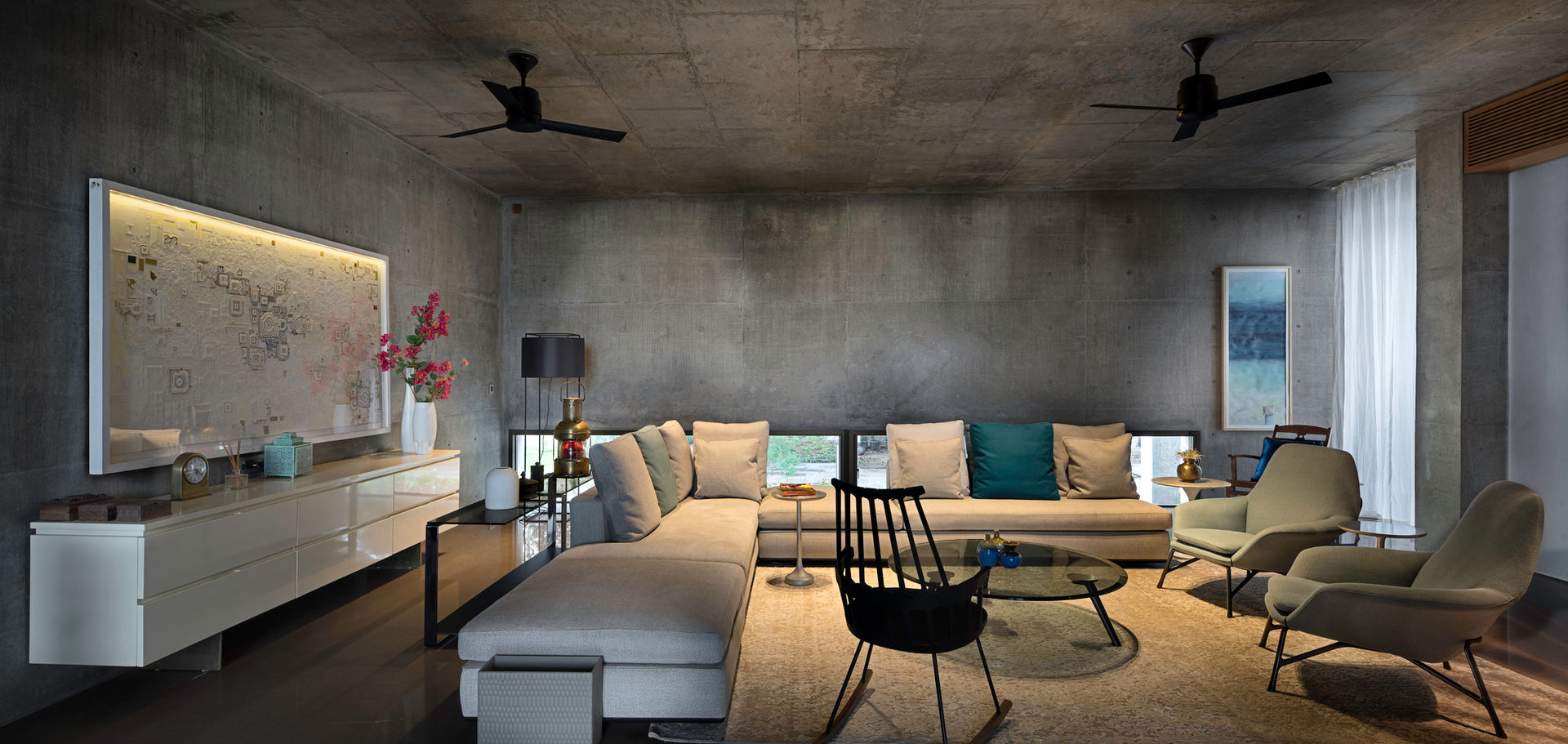 Private Residence Ahmedabad, Blocher Blocher India Pvt. Ltd. Blocher Blocher India Pvt. Ltd. Modern living room Concrete