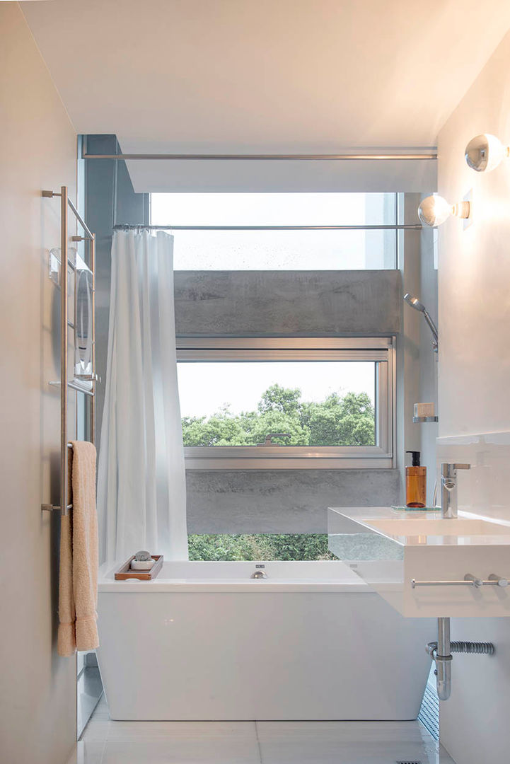 何宅 House H, 何侯設計 Ho + Hou Studio Architects 何侯設計 Ho + Hou Studio Architects Modern bathroom