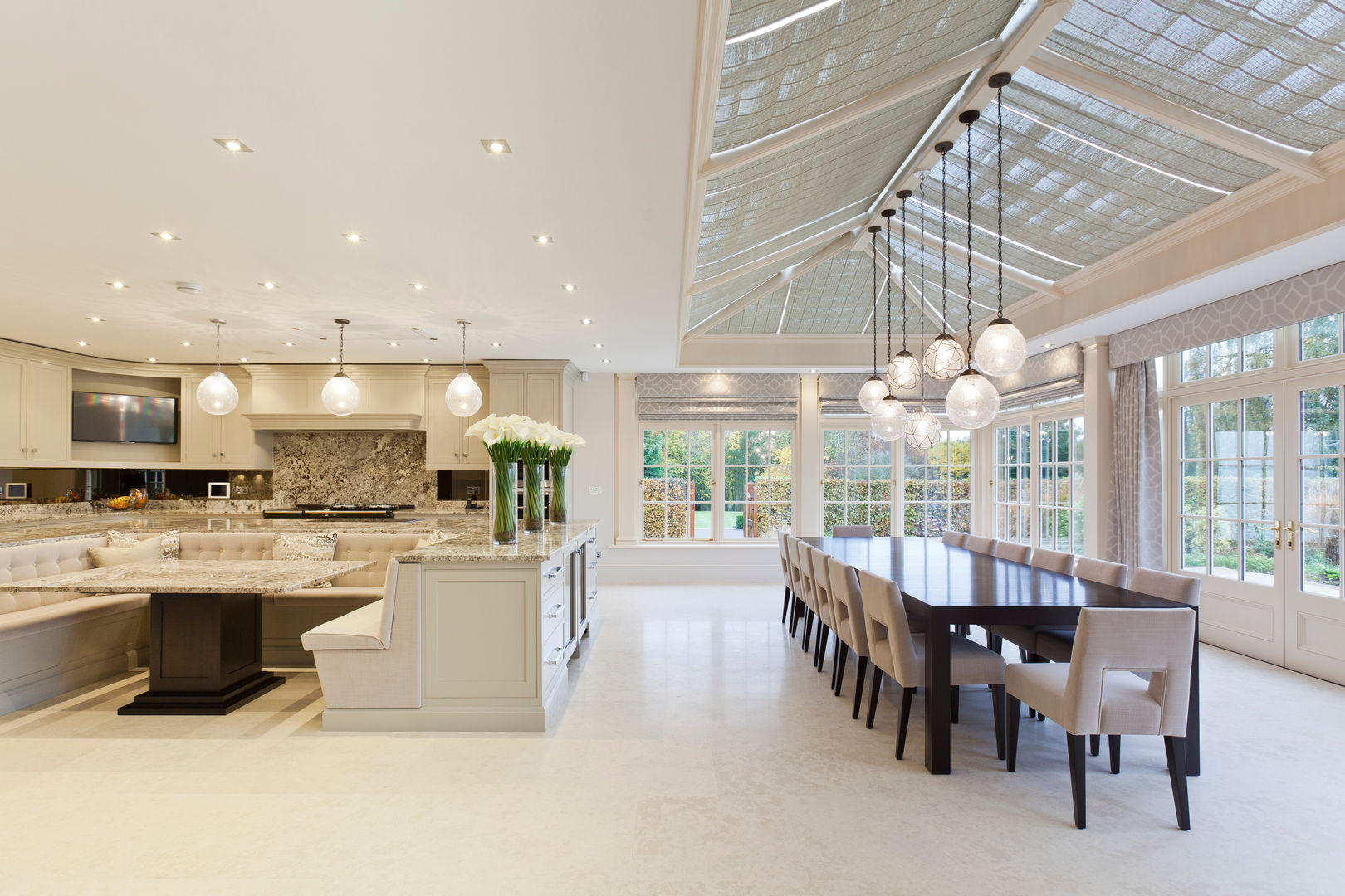 Georgian Orangery opens up the kitchen to include dining space Vale Garden Houses Jardines de invierno modernos