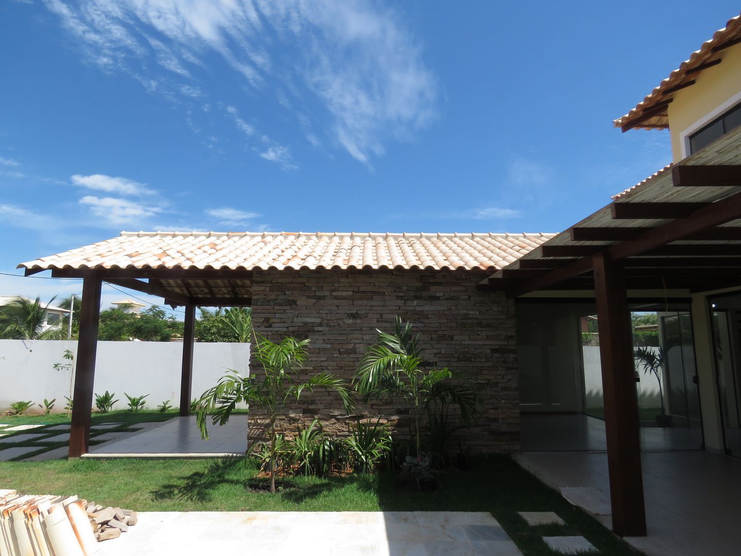 Fachada da Casa Caravelas - Parede de pedra Aroeira Arquitetura Jardins tropicais fachada,pedra,parede de pedra,buzios,jardim,palmeira