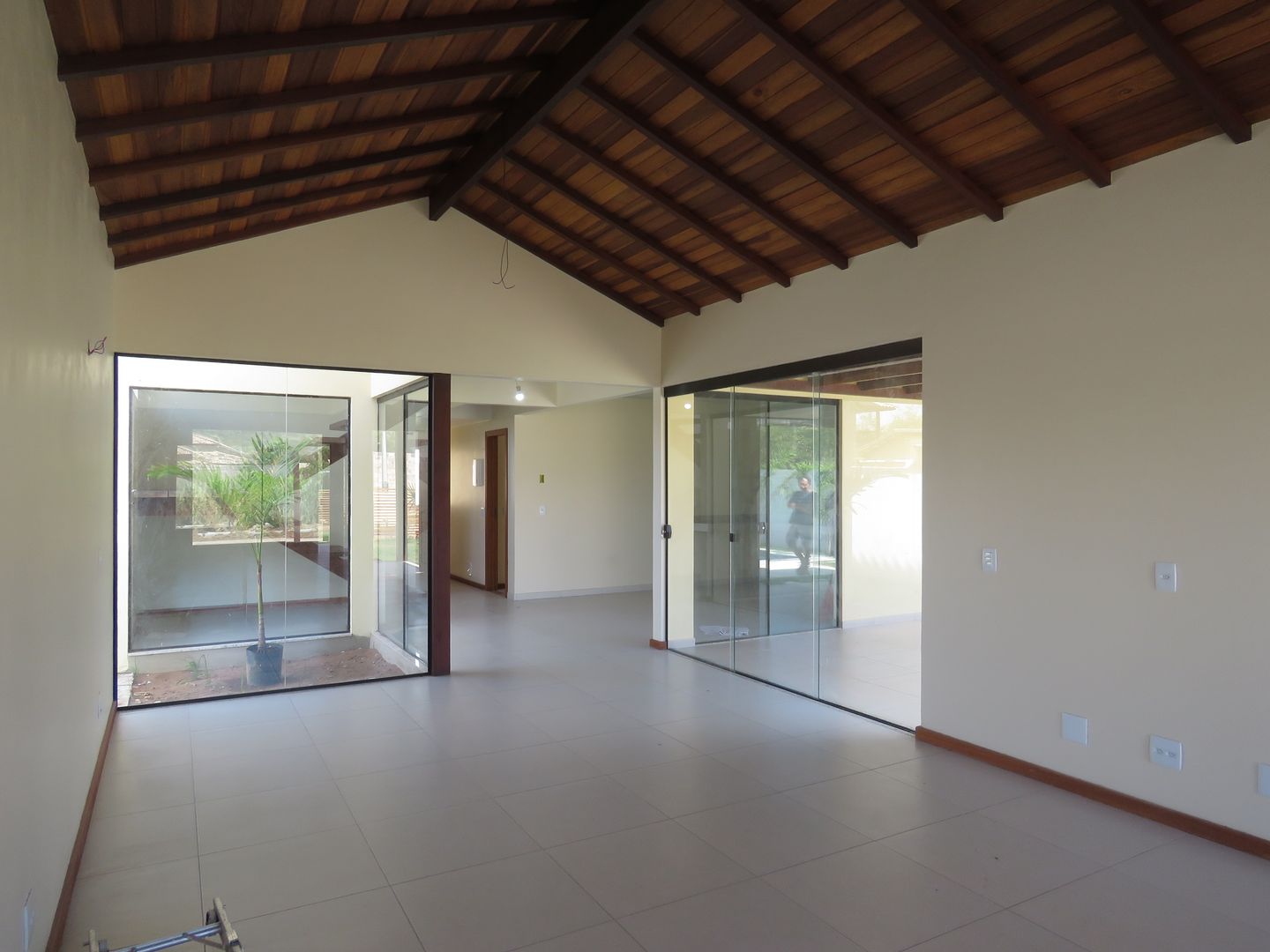 Interior da Casa Caravelas Aroeira Arquitetura Salas de estar tropicais integração,integrada,varanda,sala,sala de jantar,cozinha,forro de madeira