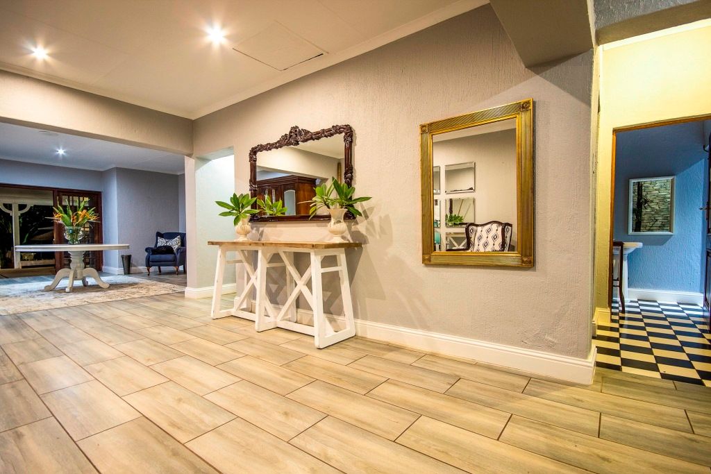 White River Manor, Principia Design Principia Design Country style corridor, hallway& stairs