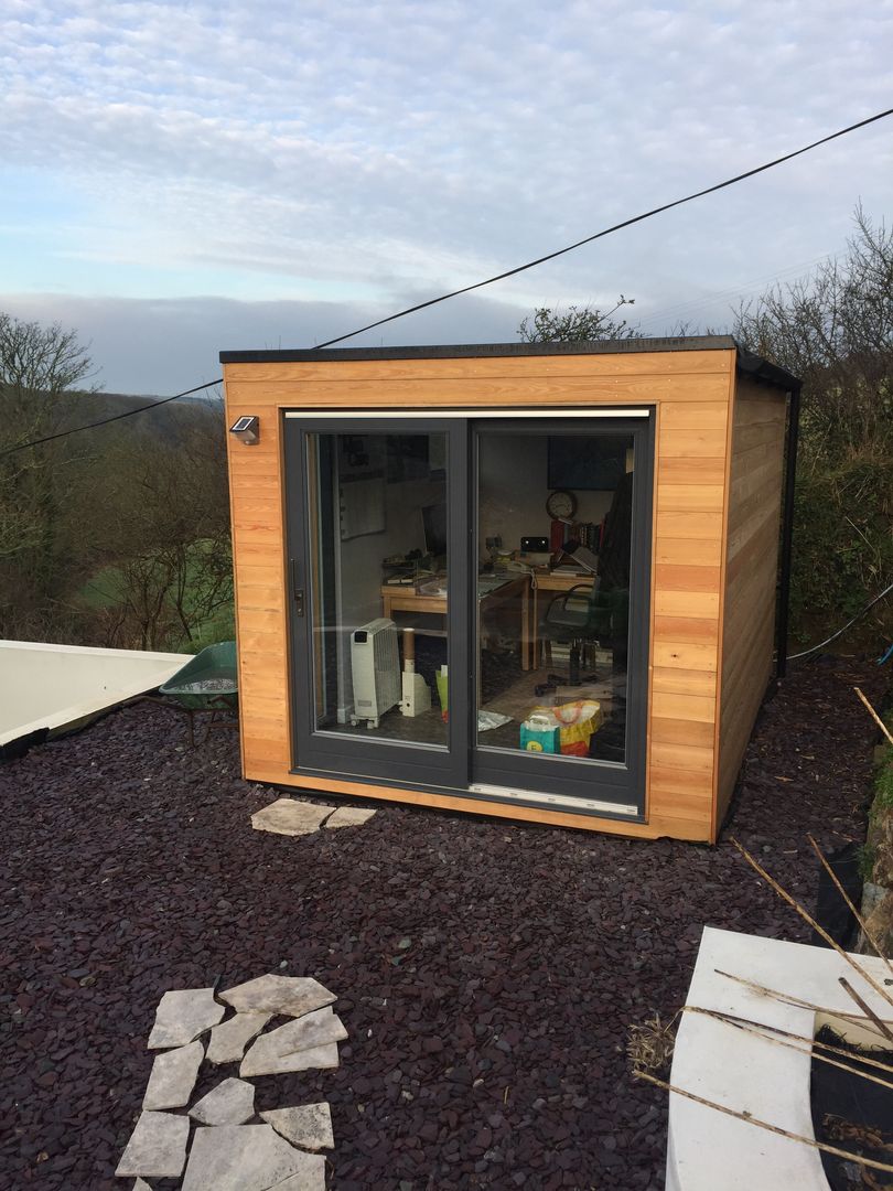 Finished Garden Room Building With Frames Garage/Rimessa in stile moderno Legno Effetto legno