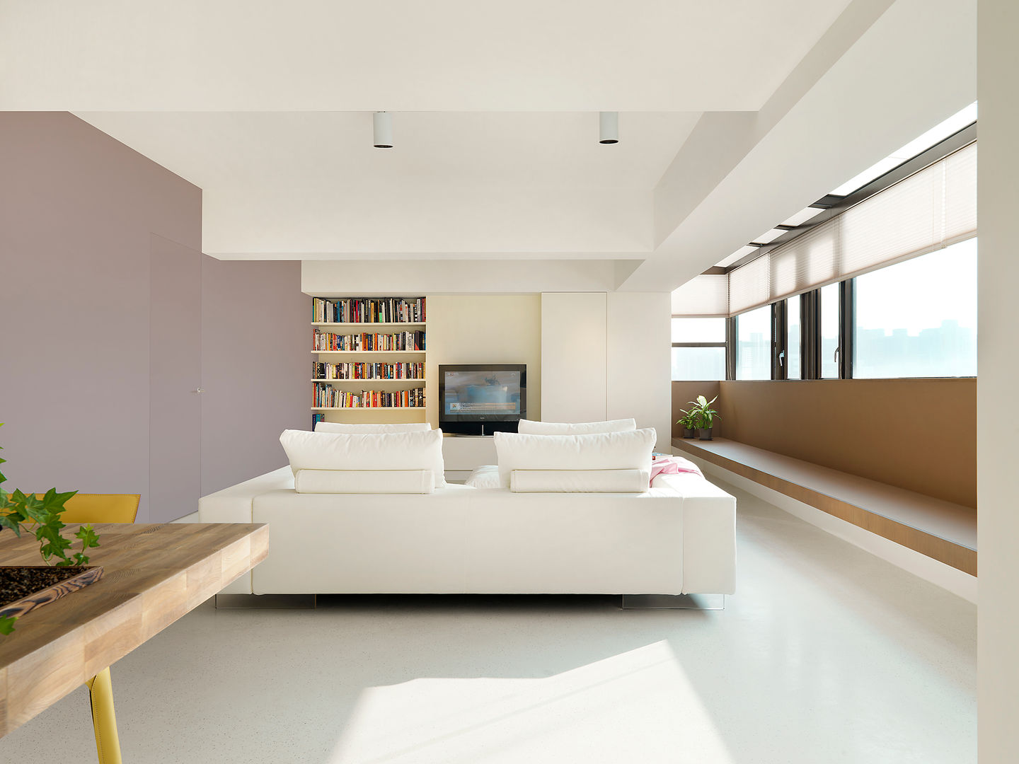 王宅 Wang Residence, 何侯設計 Ho + Hou Studio Architects 何侯設計 Ho + Hou Studio Architects Minimalist living room