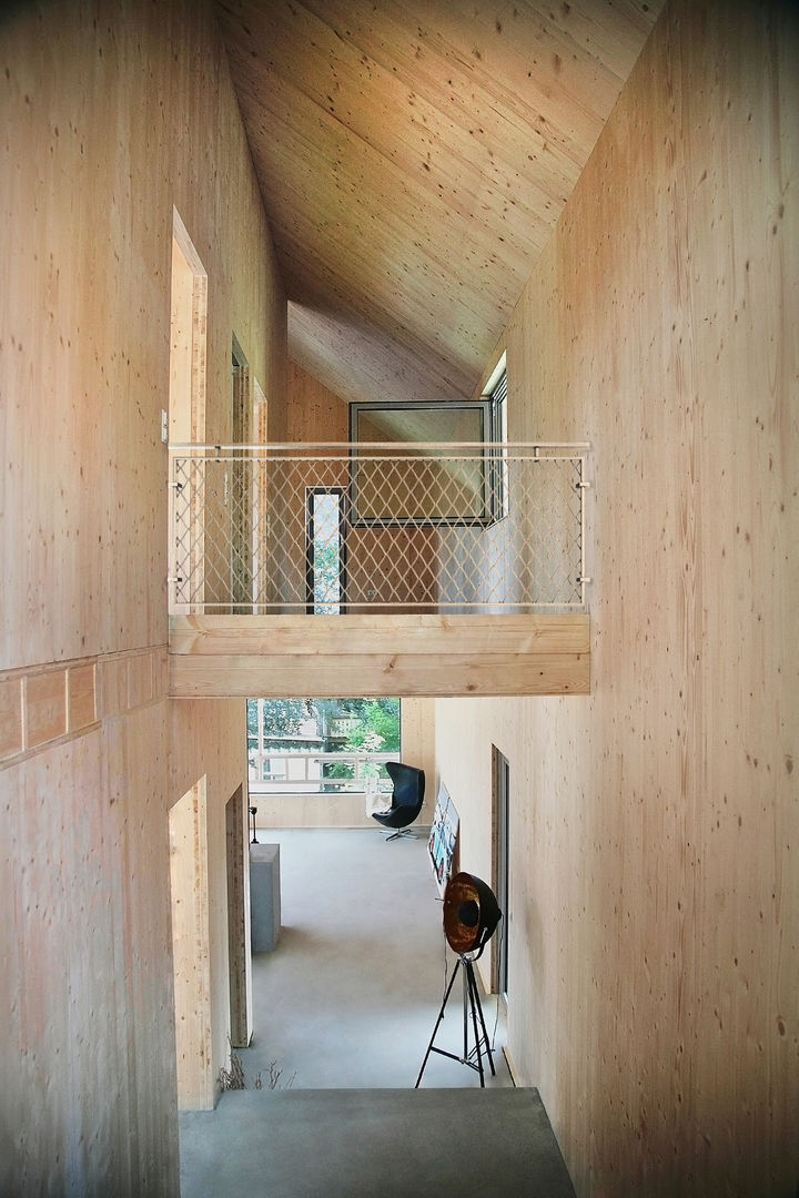 Einzigartiger Blickfang: Einfamilienhaus Schöne Aussicht, Planungsgruppe Korb GmbH Architekten & Ingenieure Planungsgruppe Korb GmbH Architekten & Ingenieure Pasillos, vestíbulos y escaleras modernos Madera Acabado en madera