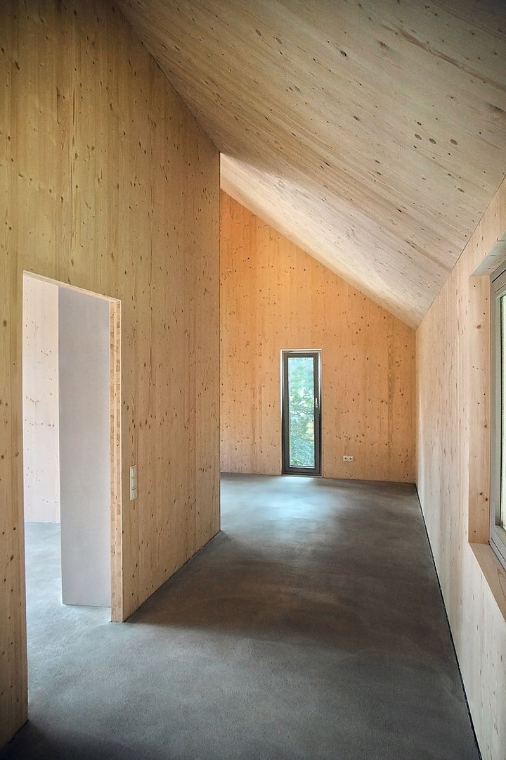 Einzigartiger Blickfang: Einfamilienhaus Schöne Aussicht, Planungsgruppe Korb GmbH Architekten & Ingenieure Planungsgruppe Korb GmbH Architekten & Ingenieure Modern corridor, hallway & stairs Wood Wood effect