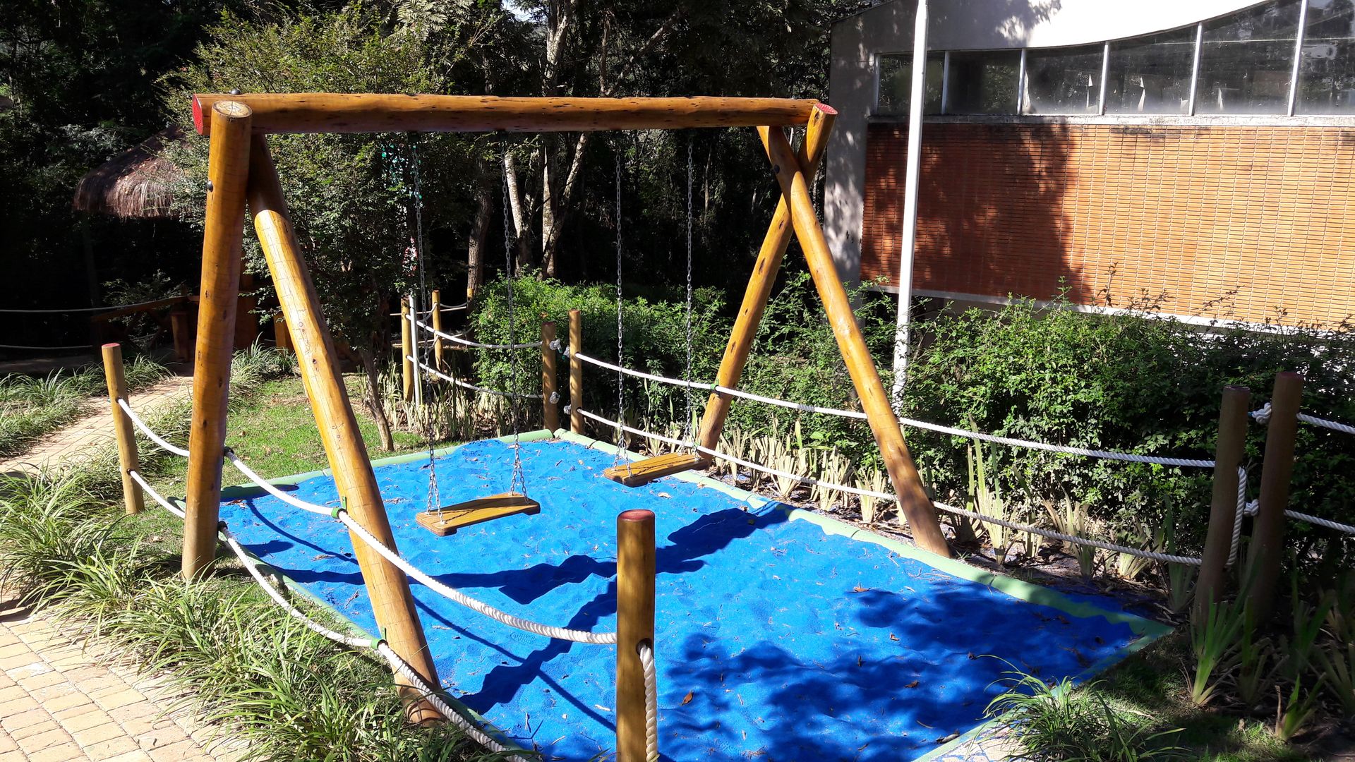 PLaygrounds de eucalipto, Maplay Equipamento para Recreação Maplay Equipamento para Recreação Commercial spaces Schools