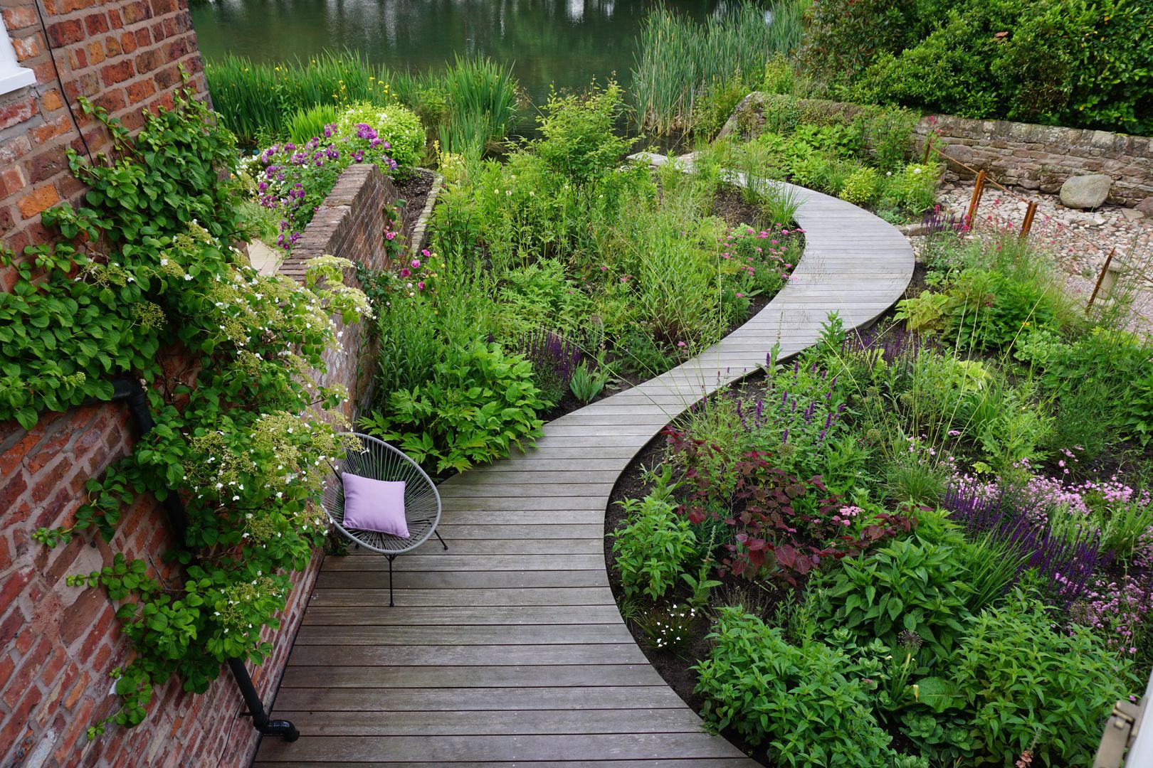 Lakeside garden homify Vườn phong cách đồng quê Gỗ Wood effect deck,decking,lakeside,country,yellowbalau,modern,herbaceous,garden,patio,terrace