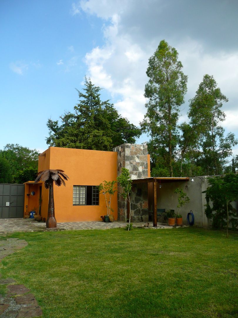 Casa de campo en Villas de Galindo, Alberto M. Saavedra Alberto M. Saavedra Rustic style gardens